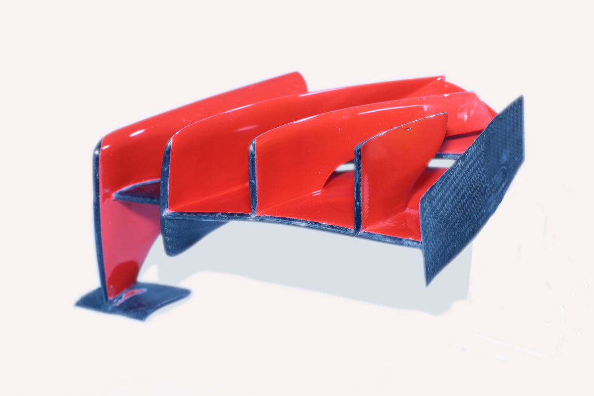 Fragment d'aileron avant Ferrari SF71H de Sebastian Vettel signé, détaché lors du crash d'Hockenheim 2018, vue d'ensemble avec signature visible