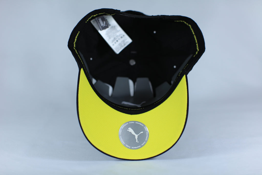 Détail broderies logo Ferrari Prancing Horse numéro 16 Leclerc casquette Monza 2024