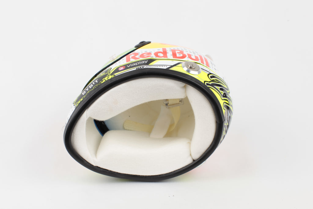 Livrée Red Bull Racing bleue teintes jaunes Max Verstappen Las Vegas 2023 Schuberth 1/2 vue du dessous