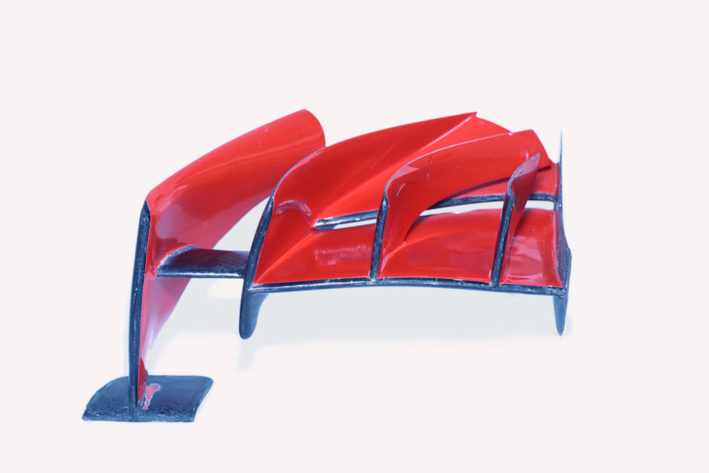Détail des traces de crash et stratification de la fibre de carbone composite de l'aileron avant Ferrari 2018