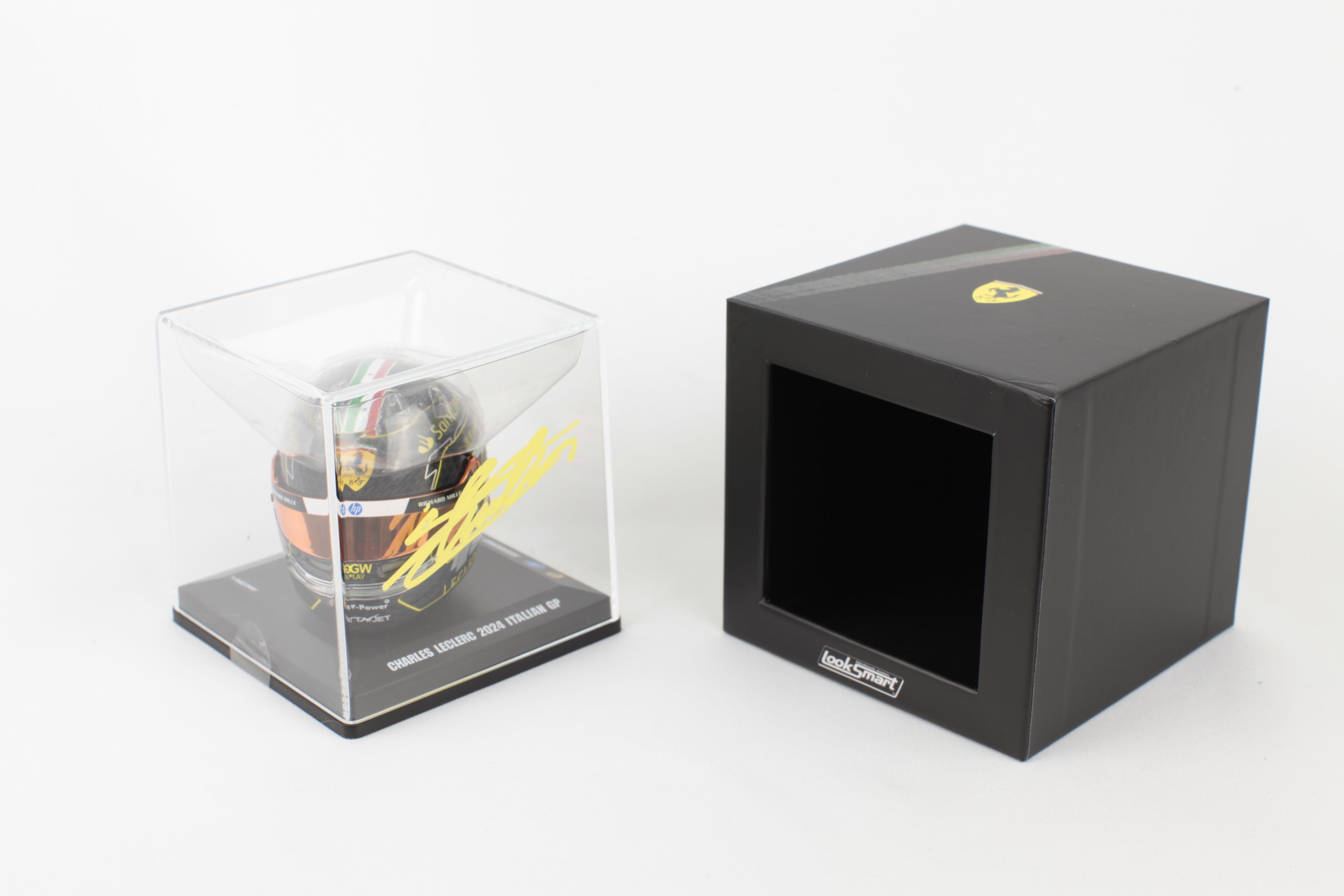 Casque Charles Leclerc édition Monza 2024 échelle 1:5 signé Look Smart vue d'ensemble sous verrine