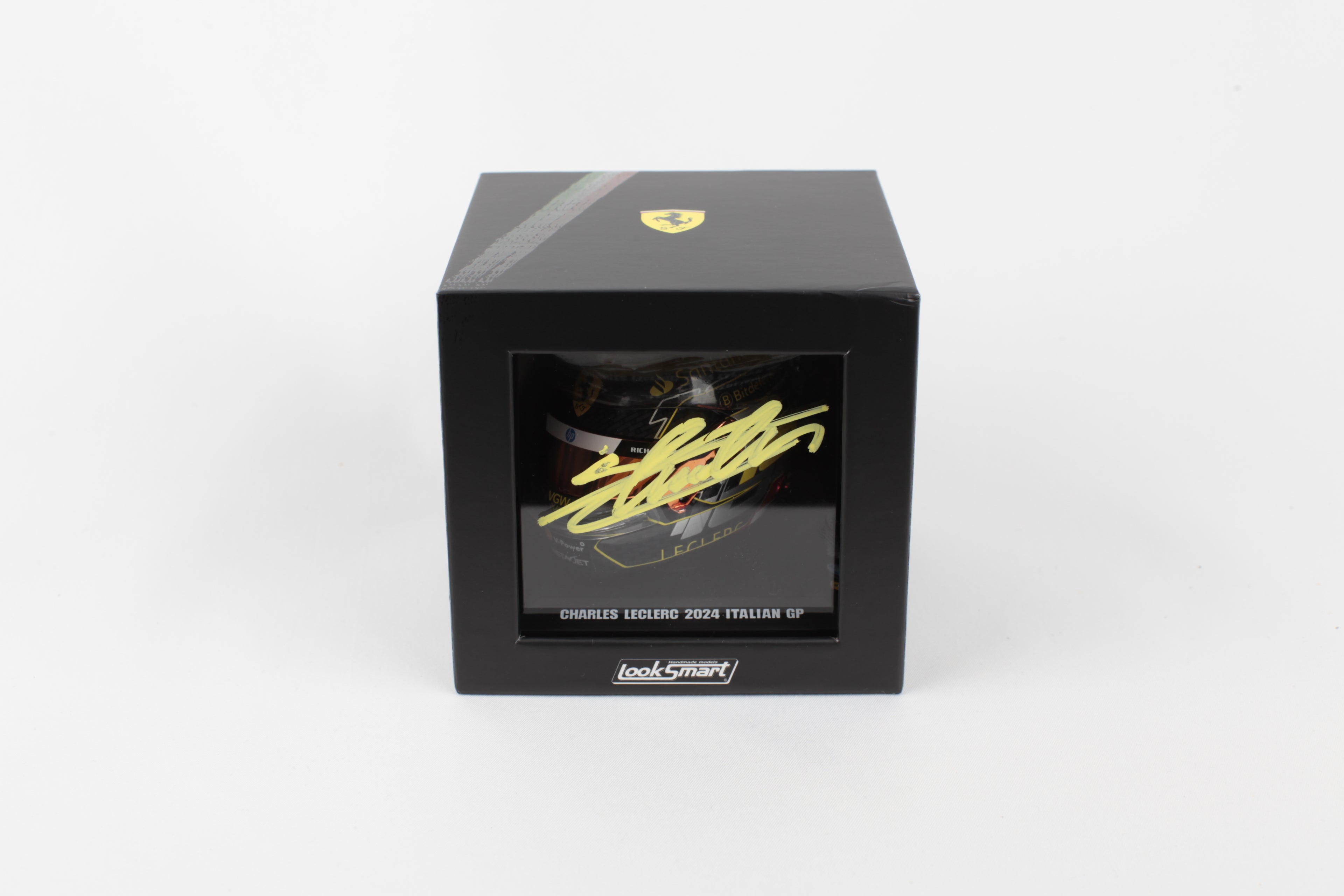 Détail signature Charles Leclerc sur casque édition Monza 2024 Look Smart échelle 1:5